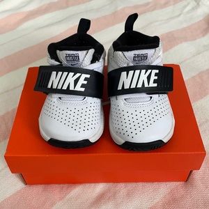 Nike Team Hustle toddler shoes (5C)